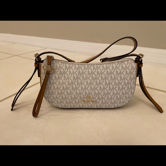 Michael Kors, small bag. - Picture 8 of 12